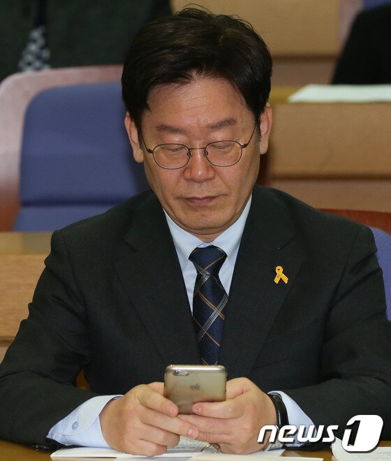 본문 이미지 - 대권 도전을 선언한 이재명 성남시장이 15일 서울 여의도 국회 의원회관에서 열린 "나의 기본소득은 얼마?＂ 시연회 및 기본소득토론회에서 스마트폰을 보고 있다. 2017.2.15/뉴스1 ⓒ News1 허경 기자