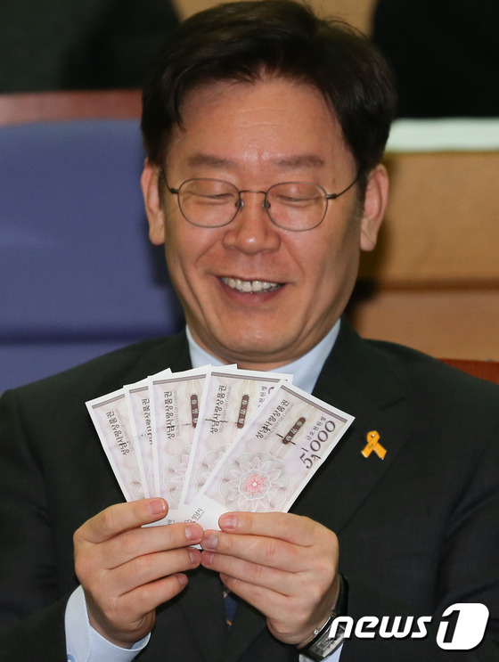 (서울=뉴스1) 허경 기자 = 대권 도전을 선언한 이재명 성남시장이 15일 서울 여의도 국회 의원회관에서 열린 "나의 기본소득은 얼마?" 시연회 및 기본소득토론회에서 '성남사랑 상 …