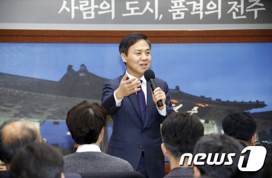 본문 이미지 - 2017년 2월 아시아 문화심장터 프로젝트 TF팀을 대상으로 특강을 하고 있는 김승수 전주시장/뉴스1 ⓒNews1