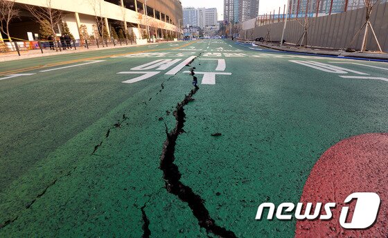 본문 이미지 - 지난 2017년 2월 15일 경기도 고양시 일산동구 백석동 요진와이시티와 고양종합버스터미널 사이도로에서 땅꺼짐 현상이 발생해 도로가 갈라져 있다. 지난 6일 요진 와이시티 상가 옆 중앙로에서 땅꺼짐 현상이 발생 한지 8일 만인 14일 오후 이곳에서 다시 땅꺼짐 현상과 균열이 발생했다. 현재 이곳에서는 28층 고층 건물을 짓기 위해 터파기 공사가 진행 중이다. 2017.2.15/뉴스1 ⓒ News1 황기선 기자