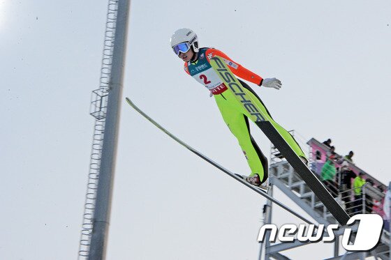 본문 이미지 - 15일 강원도 평창 알펜시아 스키점프센터에서 열린 국제스키연맹(FIS) 스키점프 월드컵 여자 노멀힐 개인전 예선경기에서 박규림이 설원을 향해 점프하고 있다. 2017.2.15/뉴스1 ⓒ News1 서근영 기자