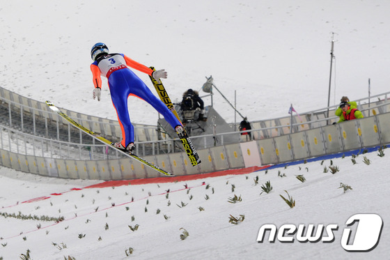 (평창=뉴스1) 서근영 기자 = 15일 오후 강원도 평창 알펜시아 스키점프센터에서 열린 \'국제스키연맹(FIS) 스키점프 월드컵\' 남자 라지힐 개인전에서 필립 아스첸왈드(오스트레 …