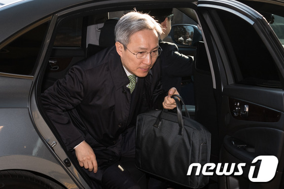 출근하는 강일원 헌법재판관