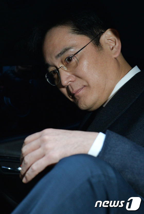 (서울=뉴스1) 구윤성 기자 = 430억원대 뇌물공여와 횡령 등 혐의로 구속영장이 재청구된 이재용 삼성전자 부회장이 영장실질심사를 받기 위해 16일 오전 서울 강남구 대치동 특검사 …