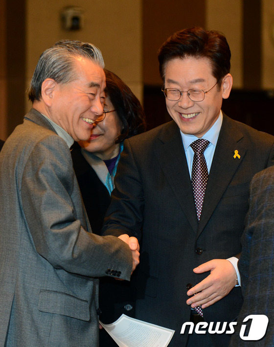 (서울=뉴스1) 최현규 기자 = 이재명 성남시장이 16일 오전 서울 세종로 한국프레스센터에서 열린 \'관훈클럽 초청토론회\'에 참석해 대담을 나누고 있다. 2017.2.15/뉴스1 …