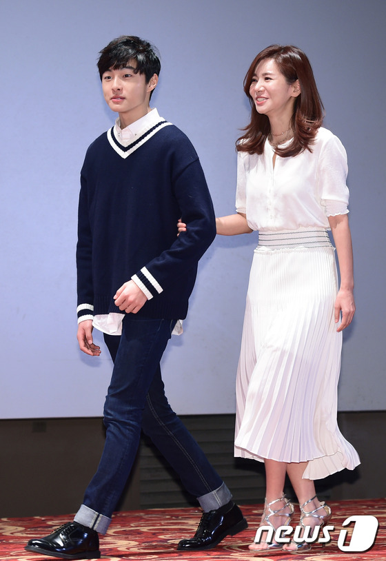 (서울=뉴스1스타) 권현진 기자 = 극중 모자로 출연하는 배우 장서희(오른쪽), 윤찬영이 16일 오후 서울 건대 롯데시네마에서 열린 영화 ‘중2라도 괜찮아’ 언론 시사회에 참석하고 …