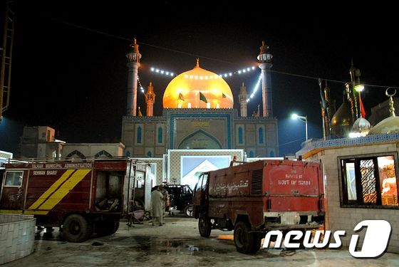 자폭 테러가 발생한 파키스탄 사원