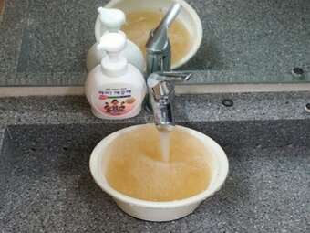 본문 이미지 - 시중의 A 유치원 수도에서 녹물이 쏟아지고 있다.ⓒ News1