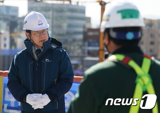 본문 이미지 - 이재명 후보가 지난 2017년 성남시 성남의료원 건설현장을 방문한 모습./뉴스1 ⓒ News1 오장환 기자