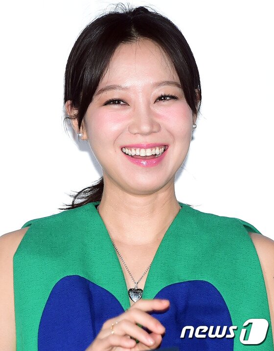 본문 이미지 - 배우 공효진이 17일 오후 서울 왕십리CGV에서 열린 영화 ‘싱글라이더’ 언론시사회에 참석해 매력을 발산하고 있다 ⓒ News1star / 권현진 기자