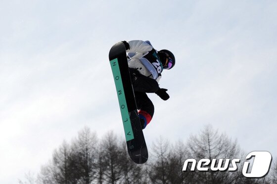 본문 이미지 - 2018 평창동계올림픽 테스트이벤트 '2016/17 FIS 스노보드 월드컵' 하프파이프 남자 예선 경기 중 김호준이 화려한 묘기를 선보이고 있다.  /뉴스1 DBⓒ News1 박하림 기자