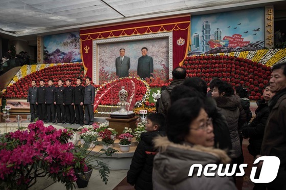 사진] 김정일 생일 75돌 축하 꽃 전시회 - 뉴스1