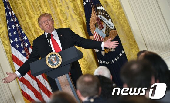 본문 이미지 - 도널드 트럼프 미국 대통령의 16일(현지시간) 기자회견 모습. ⓒ AFP=뉴스1