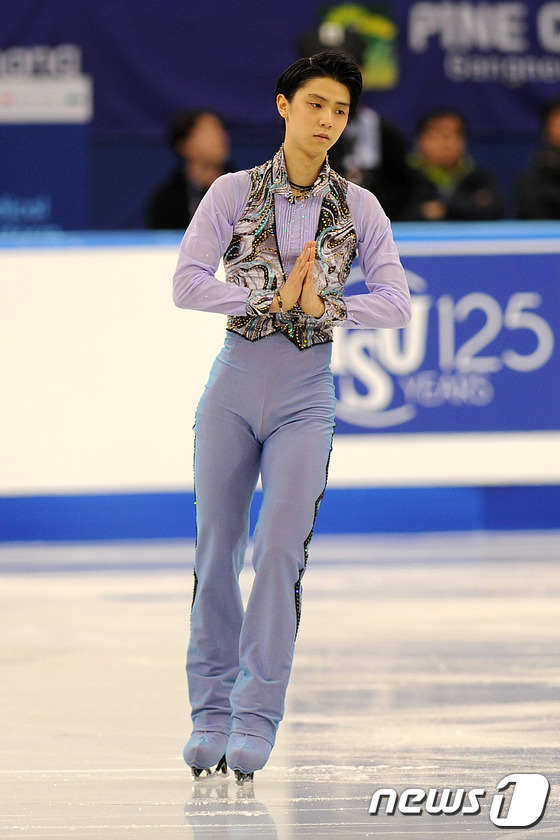 (강릉=뉴스1) 서근영 기자 = 17일 오후 강원도 강릉 아이스아레나에서 열린 \'국제빙상연맹(ISU) 사대륙 피겨스케이팅 선수권대회 남자 쇼트 프로그램에 참가한 하뉴 유즈루(일본 …