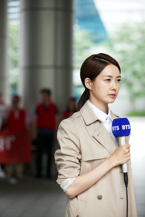 본문 이미지 - 배우 이요원이 영화 '그래, 가족'에서 기자 수경 역을 맡았다. ⓒ News1star / 영화 '그래, 가족' 스틸