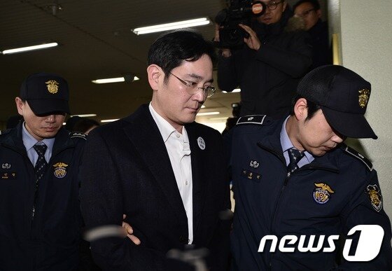 본문 이미지 - 이재용 삼성전자 부회장이 18일 오후 서울 강남구 대치동 박영수 특별검사팀 사무실로 호송되고 있다.2017.2.18/뉴스1 ⓒ News1 민경석 기자