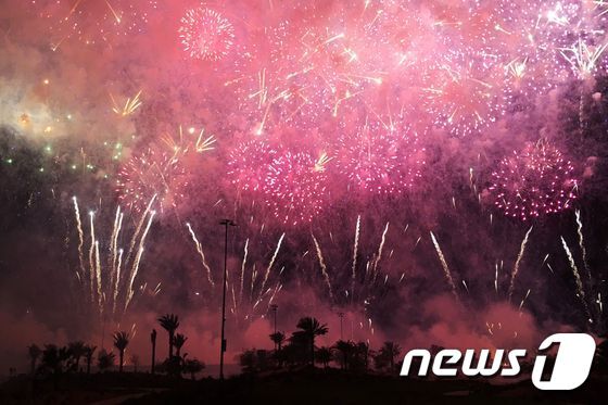 본문 이미지 - 18일 (현지시간) 도널드 트럼프 미국 대통령 취임 이후 처음으로 문을 연 두바이의 트럼프 국제 골프장 개장식 폭죽 모습이 장관이다. (사진은 기사 내용과 무관함) / 뉴스1 ⓒ News1 ⓒ AFP=뉴스1 ⓒ News1 우동명 기자