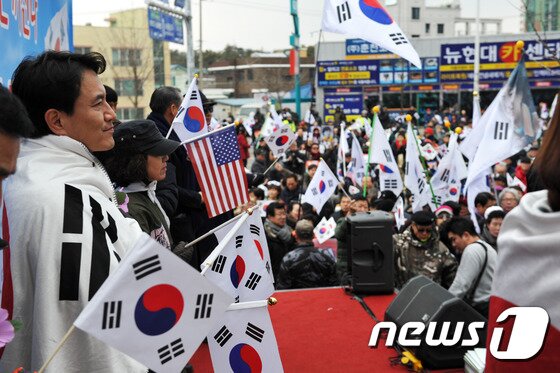 본문 이미지 - 김진태 의원이 지난 19일 강원도 춘천시 거두 사거리에서 열린 춘천 애국시민 탄핵기각 태극기 집회에서 비상한 표정을 보이고 있다. 2017.2.19/뉴스1 ⓒ News1 박하림 기자