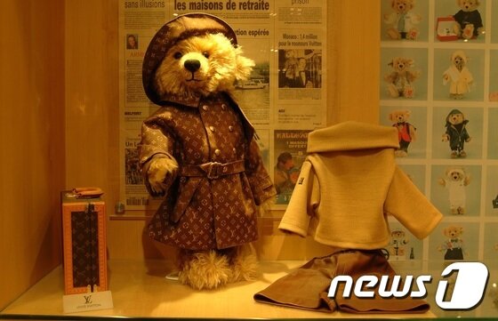 본문 이미지 - 박물관에선 명품 브랜드 루이비통으로 꾸며진 테디베어를 만나볼 수 있다.<사진=제주 테디베어뮤지엄>ⓒ News1