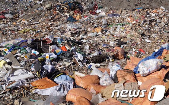 본문 이미지 - 2일 오후 강원 태백시 통동 쓰레기매립장에 건설 폐기물이 무분별하게 버려지고 있다. 2017.2.2/뉴스1 ⓒ News1 하중천 기자