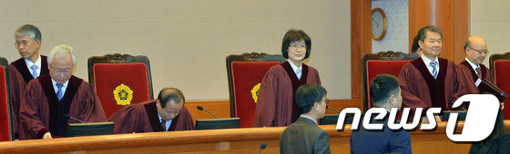 탄핵심판 입장하는 헌법재판관들