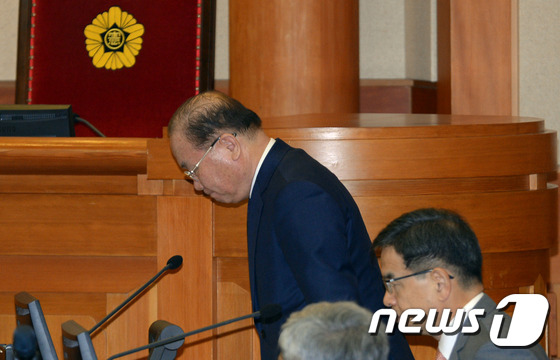 인사하는 박 대통령 대리인단