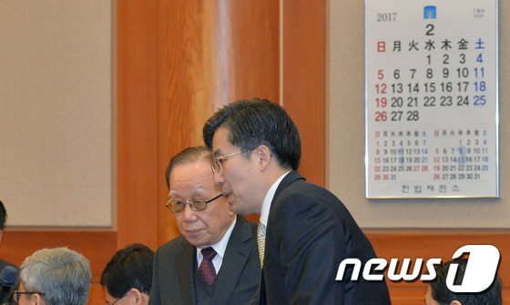 2월에 박대통령 법률대리인단에 합류한 정기승 전 대법관