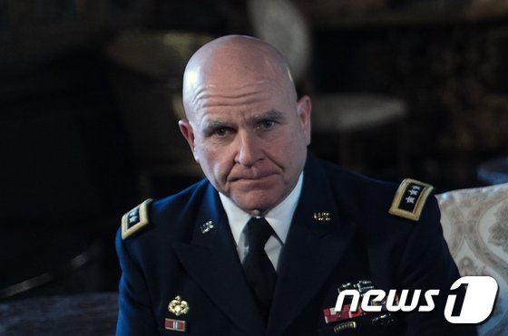본문 이미지 - 허버트 맥마스터가 육군 중장 시절 플로리다 주 팜비치 마러라고 리조트에서 도널드 트럼프 대통령이 자신을 '러시아 내통' 논란으로 낙마한 마이클 플린 전 국가안보보좌관의 후임으로 발표하는 모습을 지켜보고 있다. ⓒ AFP=뉴스1 ⓒ News1 우동명 기자