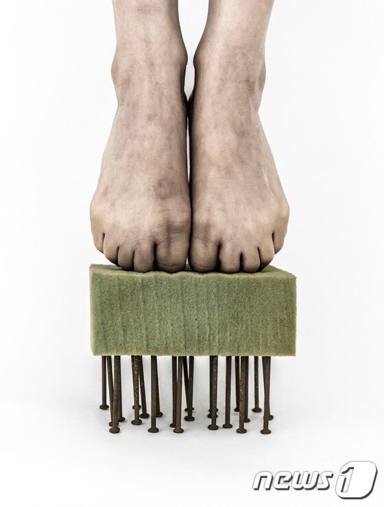 본문 이미지 - 기슬기, 모래를 씹는 순간 01, 2015, 아카이벌 피그먼트 프린트, 130&times;100㎝ &#40;경기도미술관 제공&#41; ⓒ News1