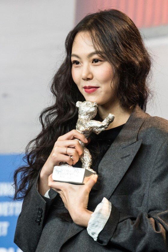 본문 이미지 - 김민희는 제67회 베를린 국제영화제에서 은곰상 여우주연상을 받았다. ⓒ News1star / 화인컷