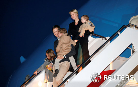 (매릴랜드 로이터=뉴스1) 우동명 기자 = 도널드 트럼프 미국 대통령의 떨 이방카 트럼프와 남편 자레드 쿠시너 가족이 20일 (현지시간) 플로리다 주 팜비치에서 주말 휴가를 보낸 …