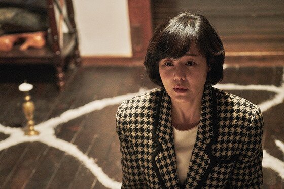 본문 이미지 - 김윤진이 '시간위의 집'으로 스크린에 컴백한다. ⓒ News1star / 영화 '시간위의 집' 스틸