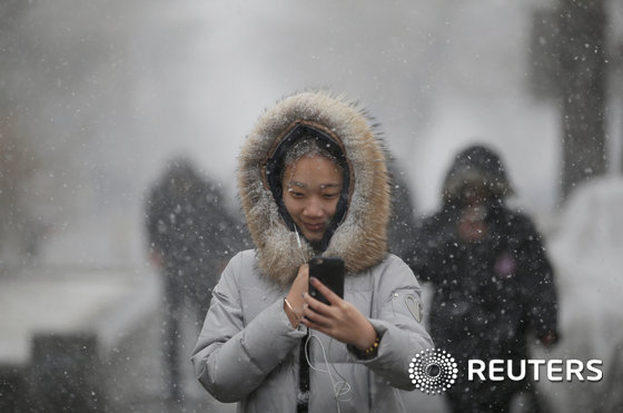 [사진] 눈 내리는 베이징에서 \'셀카\'