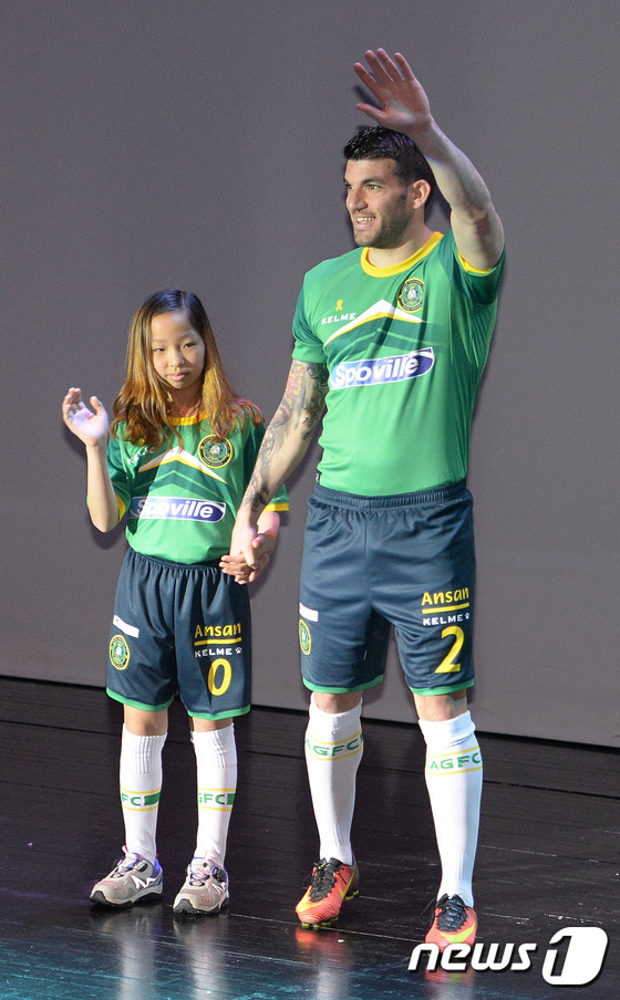 (안산=뉴스1) 오장환 기자 = 루카 로코비치(오른쪽) 선수와 아동 모델이 21일 오후 경기도 안산시 단원구 안산문화예술의전당에서 열린 ‘안산 그리너스 FC 창단식'에서 구단 유니 …