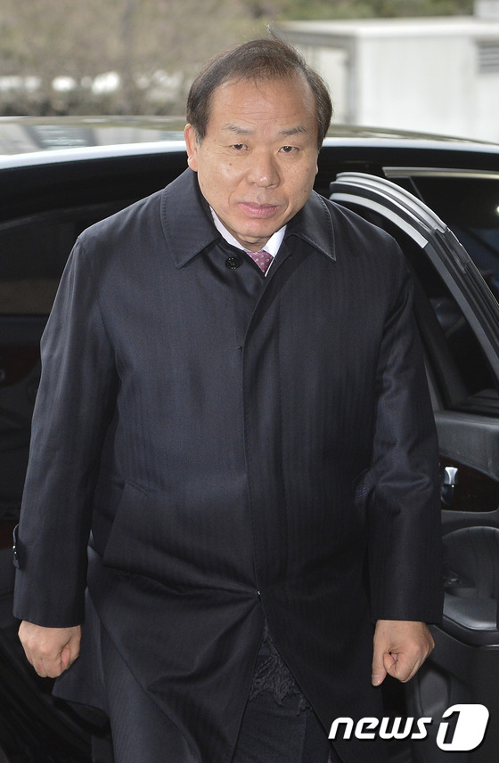 출근하는 김이수 재판관