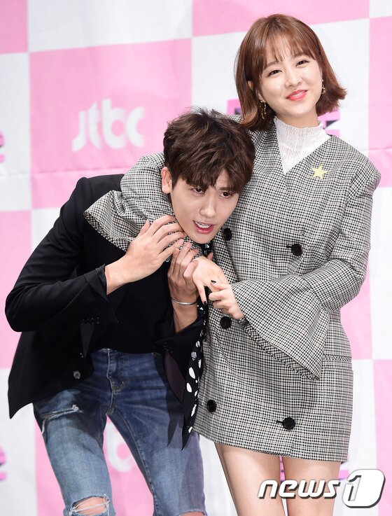 본문 이미지 - 배우 박형식, 박보영(오른쪽)이 22일 오후 서울 논현동 임피리얼팰리스에서 열린 jtbc 금토드라마 ‘힘쎈여자 도봉순’ 제작발표회에 참석해 포즈를 취하고 있다. ⓒ News1star / 권현진 기자