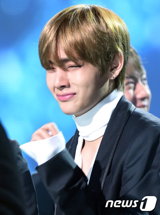 본문 이미지 - '연기자의 눈물이란 이런 것' 방탄소년단 뷔가 22일 오후 서울 잠실 실내체육관에서 열린 ‘제6회 가온차트 뮤직 어워즈’에 참석해 손성득 씨가 안무가 상을 받자 축하의 눈물 연기를 펼치고 있다. 2017.2.22/뉴스1  ⓒ News1 권현진 기자