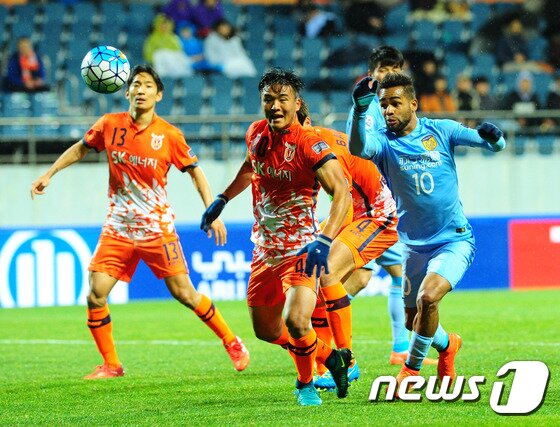본문 이미지 - 22일 오후 제주 서귀포시 제주월드컵경기장에서 열린 '2017 AFC챔피언스리그 조별리그' 제주유나이티드와 장쑤 쑤닝의 경기에서 이찬동(제주)이 상대 선수와 몸싸움을 하고 있다. 2017.2.22/뉴스1 ⓒ News1 이석형 기자