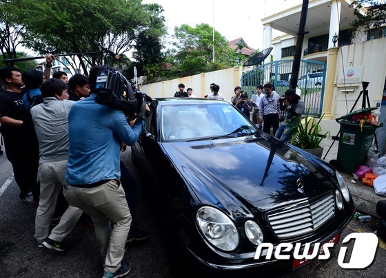 북한 대사관 나서는 차량