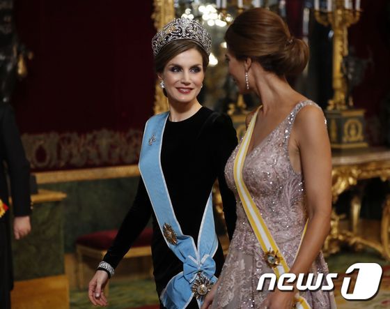 [사진] 빛나는 미모의 스페인 왕비와 아르헨 대통령 부인