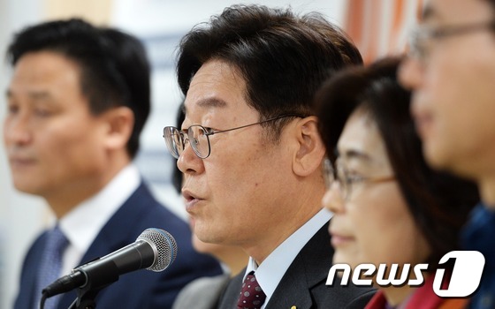 (서울=뉴스1) 오대일 기자 = 이재명 성남시장이 23일 서울 여의도 캠프에서 열린 촛불혁명 실현 정책공약 발표 기자회견에서 환하게 웃음짓고 있다. 이 시장은 이 자리에서 촛불혁명 …