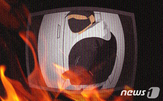 '이별 통보' 여친 집에 불 지른 30대…담배 피우며 불구경했다