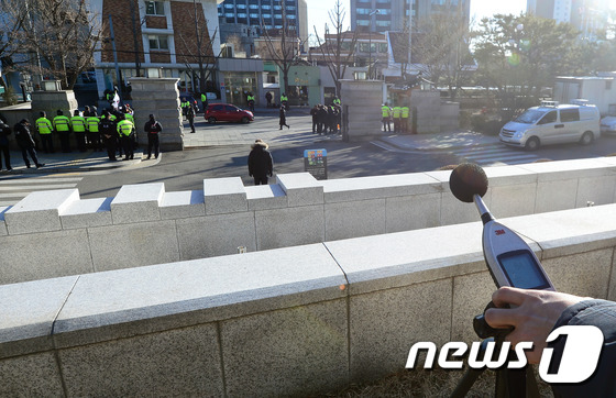 (서울=뉴스1) 최현규 기자 = 24일 오전 서울 종로구 헌법재판소에서 설치된 소음측정기에 탄핵반대 집회로 평균 61.2데시벨의 소음이 측정되고 있다. 측정 당시 최고소음은 73. …