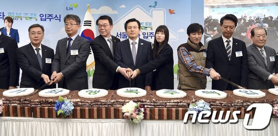 본문 이미지 - 황교안 대통령 권한대행 국무총리와 강호인 국토교통부 장관, 박상우 LH 사장, 강영일 철도시설공단 사장 등이  24일 오전 서울 마포구 행복주택 가좌지구 커뮤니티센터에서 열린 입주행사에서 축하떡을 자르고 있다.(총리실 제공) 2017.2.24/뉴스1