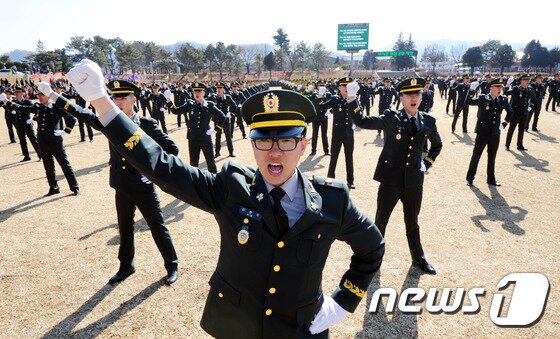 본문 이미지 - 육군 부사관학군단(RNTC) 1기 신임 하사들이 24일 전북 익산시 육군부사관학교에서 열린 임관식에서 강령을 외치고 있다.2017.2.24/뉴스1 ⓒ News1 문요한 기자