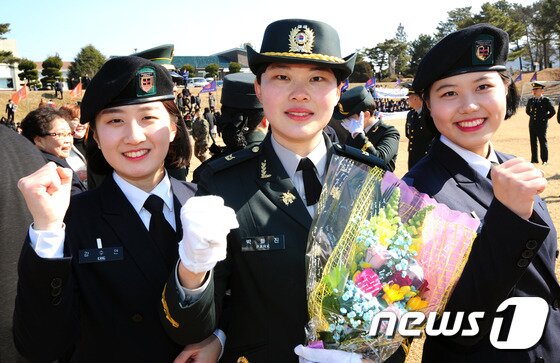 본문 이미지 - 육군 부사관학군단(RNTC) 1기 신임 여군 하사가 24일 전북 익산시 육군부사관학교에서 열린 임관식에서 내년에 임관할 후배 부사관학군단원들과 함께 파이팅을 외치고 있다.2017.2.24/뉴스1 ⓒ News1 문요한 기자