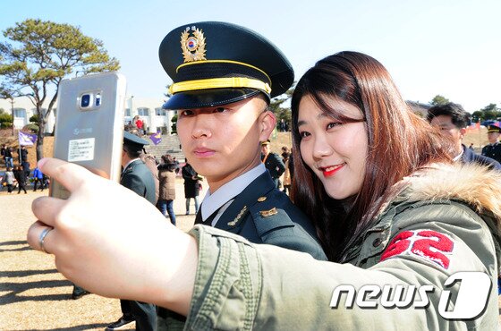 본문 이미지 - 24일 전북 익산시 육군부사관학교에서 열린 임관식에서 육군 부사관학군단(RNTC) 1기 신임 하사가 누나와 함께 셀카를 찍고 있다.2017.2.24/뉴스1 ⓒ News1 문요한 기자