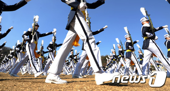 졸업식에서 분열 중인 공군사관학교 생도들. © News1 김용빈 기자