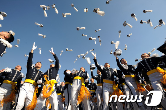 24일 오후 충북 청주시 공군사관학교에서 열린 제65기 졸업식에서 졸업 생도들이 모자를 던지고 있다. (사진공동취재단) 2017.2.24/뉴스1 © News1 김용빈 기자