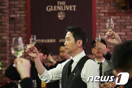 (서울=뉴스1) 전민기 = 방송인 신동엽이 23일 강남구 역삼동 알베르에서 진행된 ‘더 바 바이 더 글렌리벳(THE BAR by THE GLENLIVET)’ 행사에서 싱글몰트 위스 …